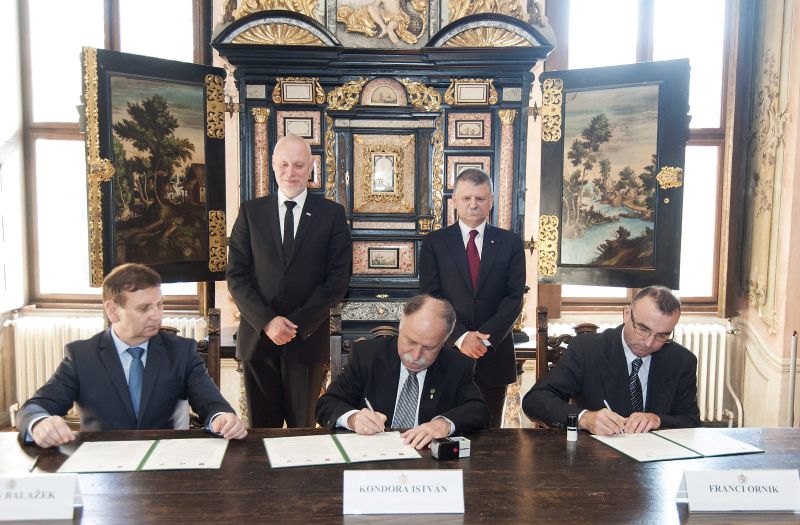 Kövér László; Kondora István