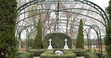 Cziráky Margit grófnő és IV. Esterházy Miklós herceg felújított síremléke a fertődi Sírdombon