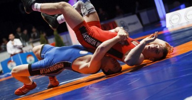 Korpási Bálint (b) és Fritsch Róbert a 71 kilogrammos súlycsoport döntõjében a kötöttfogású birkózó Magyar Nagydíjon, a Polyák Imre-emlékverseny második napján