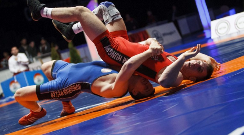 Korpási Bálint (b) és Fritsch Róbert a 71 kilogrammos súlycsoport döntõjében a kötöttfogású birkózó Magyar Nagydíjon, a Polyák Imre-emlékverseny második napján